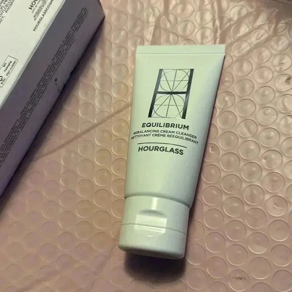 Hourglass Equilibrium Rebalancing Cream Cleanser - Picture 3 of 3